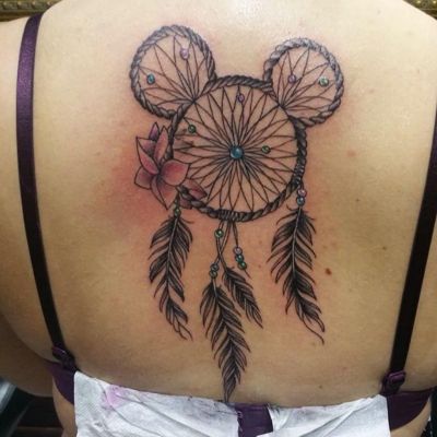  Tatouage attrape rêve qui ressemble à un mickey sur le milieu du dos